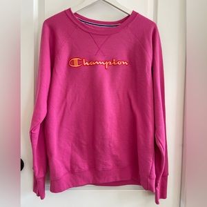 Champion relaxed crew logo sweatshirt in beautiful fuchsia color